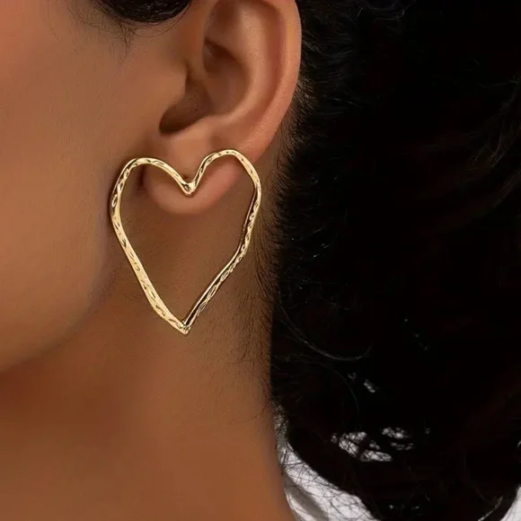 NEW| Women’s Large Hollow Heart Shaped Stud Earrings - Picture 3 of 6